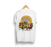 Remera blanca de manga corta con estampado en la espalda de una ilustración de una camioneta con aliens y el texto "Fucking Best Eyewear. Since 2014. Montevideo Uruguay".