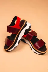 Sandalia de cuero con suela deportiva y diseño colorido y moderno.