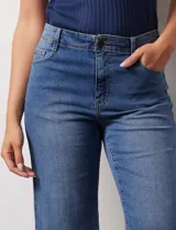 Pantalón capri de jean azul, marca Djeans. Con tres bolsillos delanteros y dos traseros.