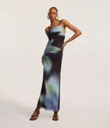 Vestido largo de tirantes finos, con escote recto y detalle fruncido lateral. Presenta un estampado abstracto con manchas difuminadas en tonos azul, verde y negro.