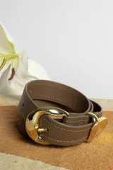 Cinturón marrón con hebilla dorada.