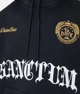 Hoodie negro de corte boxy, con capucha ajustable, bolsillo canguro y detalles bordados en el pecho. Presenta un estampado grande en la parte frontal con tipografía gótica y texto en dorado.