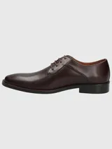 Zapato de vestir formal de cuero color marrón oscuro, con cordones y suela de goma.
