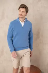 Sweater azul de algodón pigmentado con medio cierre y cuello alto.