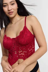 Corset negro de encaje con copas con aros y breteles finos regulables.