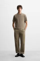 Camiseta celeste de punto con hilatura de mezcla de algodón, corte relaxed fit, cuello redondo, manga corta y acabados en rib.