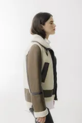 Campera de cuero color marrón chocolate y beige con interior de piel sintética color crema.