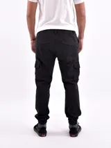 Pantalón tipo jogger cargo de color azul marino, con cintura elástica y cordón ajustable. Presenta bolsillos cargo a los lados de los muslos y puños elásticos en los tobillos.