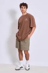 Remera gris oscuro de corte holgado con estampado pequeño en el pecho.