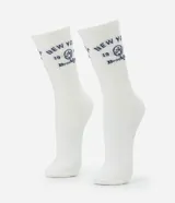 Par de medias de caña media color blanco, con estampa de la frase "New York Brooklyn" en azul.