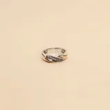 Anillo de plata con detalles en oro y circonias engarzadas.