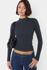 Top de morley manga larga gris, al cuerpo; largo camiseta.
