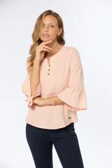 Blusa color beige de lino con botones metálicos personalizados y mangas 3/4 con volados.