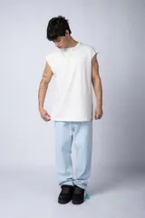 Musculosa blanca de algodón con corte estilo sudadera y sisas amplias.