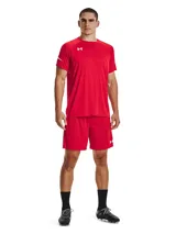 Remera deportiva verde con logo Under Armour blanco en el pecho y detalles de rayas blancas en las mangas.