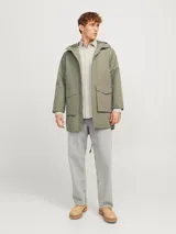 Parka térmica resistente al viento con capucha y cierre con cremallera. Cuenta con capucha ajustable con cordones, mangas largas con puños de canalé, cierre con cremallera y bolsillos frontales. Diseño largo con tapeta anti viento.
