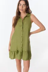 Vestido corto color ladrillo, sin mangas, con cuello camisero con volados, abotonado al frente y falda con volados.