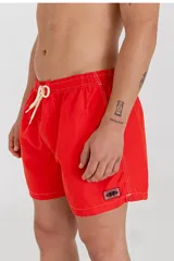 Short de baño celeste con cintura elástica y cordón ajustable.