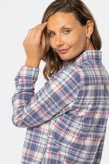 Camisa de algodón a cuadros con dos bolsillos en el pecho, botones a presión y spandex.