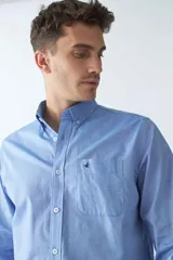 Camisa blanca de manga larga, corte regular, cuello mao, con bolsillo en el pecho y logo bordado.