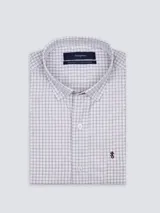 Camisa de hombre de algodón a cuadros blancos y celestes, de corte clásico con cuello abotonado y logo bordado en el pecho.