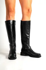 Botas de cuero de caña alta, con punta cuadrada y taco bajo. Disponibles en color bordó y negro.