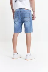 Bermuda de jean celeste, corte relaxed, con basta desflecada y pasacinto.