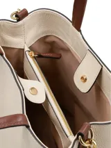 Cartera negra de cuero con doble asa corta y correa larga extraíble. Tiene logo metálico al frente, cierre con broche metálico y bolsillo interno con cierre.