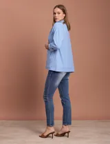 Camperita de tejido soft estampado a rayas azules y blancas, marca Ruby Rd. Abertura central con cierre metálico, bolsillos delanteros.