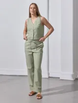 Pantalón verde de lino, marca Alex & Jordan, con pretina ancha y lazo de ajuste.