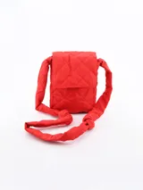 Morral negro acolchado con diseño de rombos y correa de hombro gruesa con nudos.
