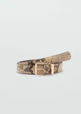 Cinturón negro con estampado de piel de serpiente y hebilla dorada.