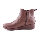 Bota de cuero negro con elástico lateral, cierre de cremallera y suela de goma.