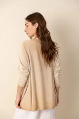 Sweater celeste de punto con escote en V y mangas largas.