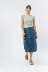 Pollera de jean de largo midi, con botones metálicos al frente y bolsillo en ambos lados. Con calce al cuerpo y una abertura frontal.