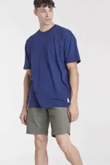 Bermuda de gabardina color gris oscuro, corte chino, con bolsillos laterales y traseros.