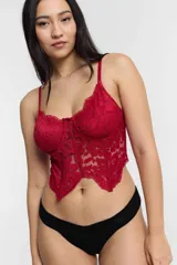 Corset negro de encaje con copas con aros y breteles finos regulables.