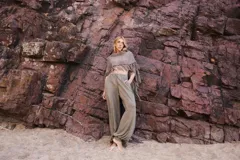 Capa tejida color negro, con flecos largos en los bordes.