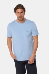 Remera celeste de manga corta con cuello redondo y bordado pequeño en el pecho. Corte clásico.