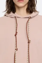 Sudadera rosa de algodón con capucha ajustable con cordones, corte oversize, manga larga y logo bordado.