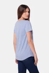 Remera azul de algodón y poliéster, de corte recto, cuello redondo y manga corta.