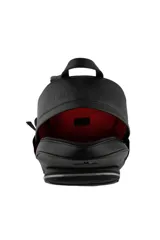 Mochila negra de cuero sintético con tiras regulables, bolsillos laterales, bolsillo frontal con cierre y organizador interno.