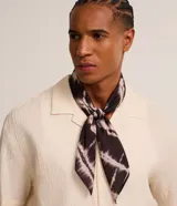 Pañuelo masculino de viscosa con estampado estilo shibori en tonos blanco y negro.