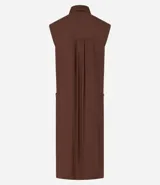 Vestido chemise de lino color negro, con cuello camisero, sin mangas y cierre frontal con botones. Incluye cinturón de tela estampado.