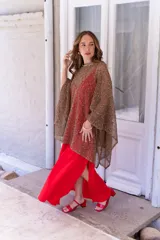 Poncho marrón de punto tipo crochet.