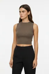 Top corto marrón de punto canalé, sin mangas y cuello redondo.