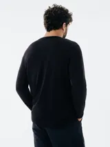 Remera verde militar de manga larga con estampa rectangular frontal de una moto antigua.