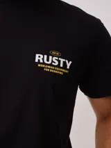 Remera negra de algodón con estampado en la espalda con el logo de Rusty y la frase "Global Wave Chasers".