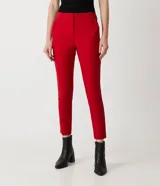 Pantalón de vestir color verde claro, de corte recto, con bolsillos laterales y traseros.