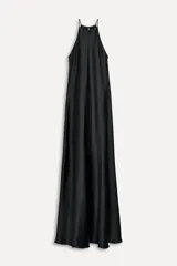 Vestido midi negro de satén con cuello redondo y tirantes finos.